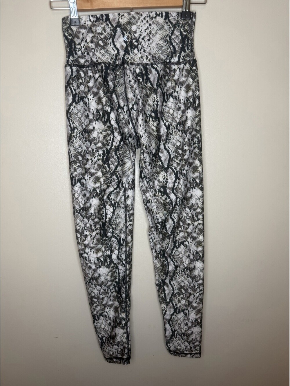 kyodan Size XS White/Black Taupe Snake Print Athletic Leggings